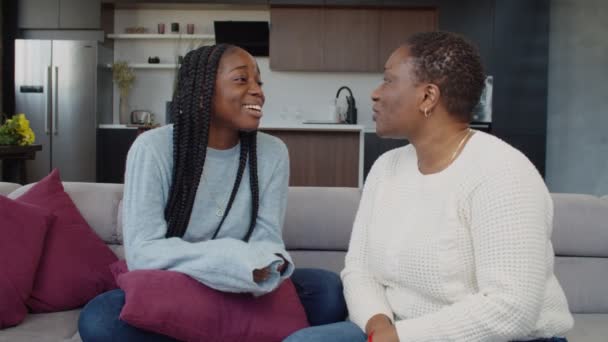 Mère attentionnée apaisante adolescente troublée — Video