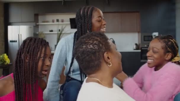 Ritratto di famiglia nera che litiga emotivamente a casa — Video Stock
