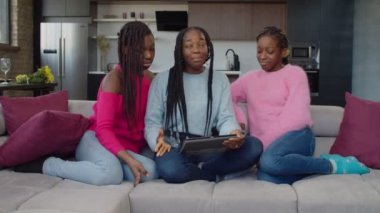 Afro-Afrikalı ergen kız videosu tablet bilgisayarla konferans yapıyor.