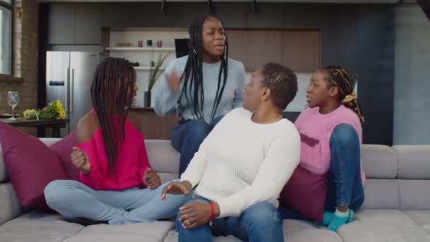 Emocionalmente estresadas hermanas adolescentes negras discutiendo en el sofá — Vídeo de stock