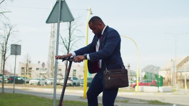 電気スクーターに乗って黒環境に優しいビジネスマン — ストック動画