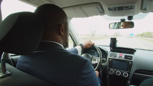 Бізнесмен водіння автомобіля на автомагістралі під час дорожньої подорожі — стокове відео