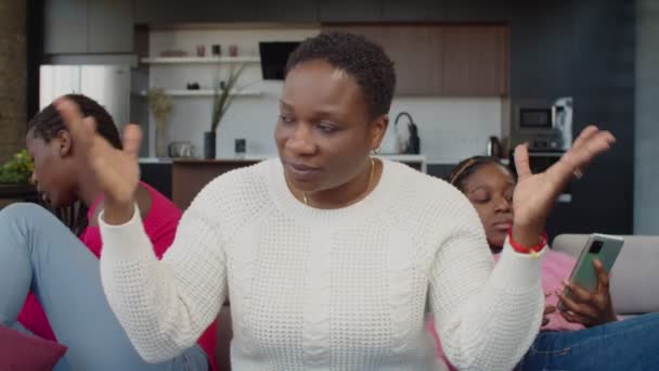Máma v zoufalství z problémů rodinných vztahů se závislostí na telefonu — Stock video