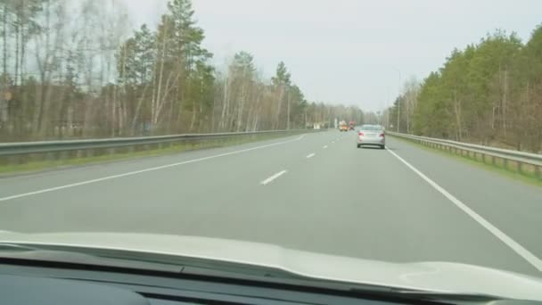 Vue sur l'autoroute de l'intérieur de la voiture pendant la conduite — Video