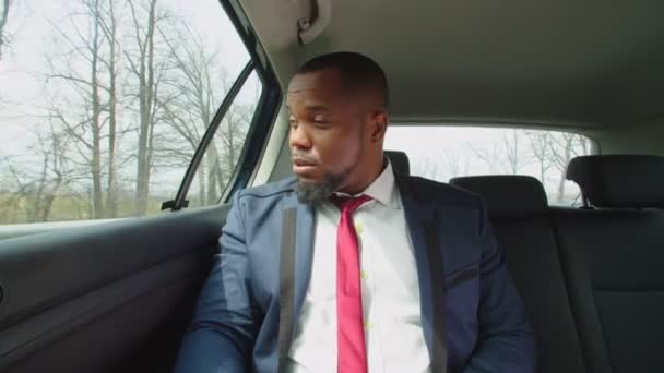 Persona de negocios estresada en asiento trasero del coche tomando medicamentos durante el viaje por carretera — Vídeos de Stock