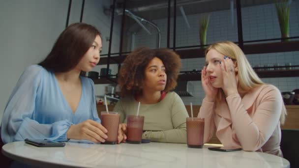 Charlando con mujeres multiétnicas descansando en una cafetería local — Vídeos de Stock