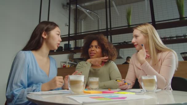 Alegre multirracial mulheres dando alta cinco no cafeteria — Vídeo de Stock