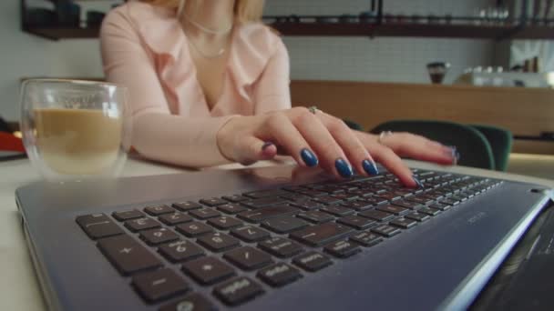 在咖啡店的笔记本电脑上建立了亲密的女商人关系网 — 图库视频影像