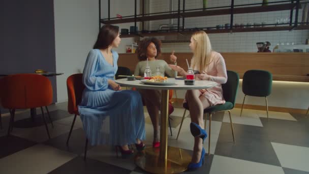 Jolies femmes multiraciales en talons hauts se détendre au café — Video