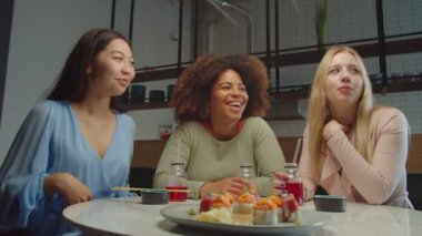 Çok ırklı kadınlarla sohbet etmek, restoranda yemek yemek yemek.