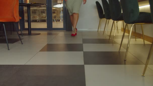 Elegant black woman in red high heels going into coffee shop — Vídeos de Stock