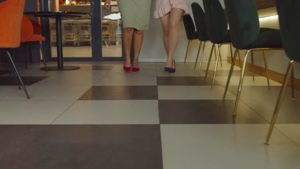 Κομψά γυναικεία πόδια σε στιλέτο με χάρη το περπάτημα σε εσωτερικούς χώρους — Αρχείο Βίντεο