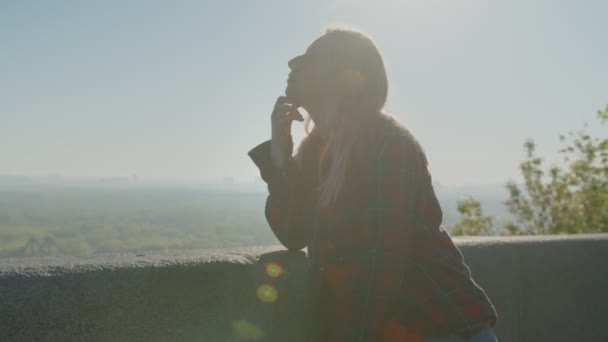Retrato de mujer rubia bonita relajándose al aire libre al amanecer — Vídeos de Stock