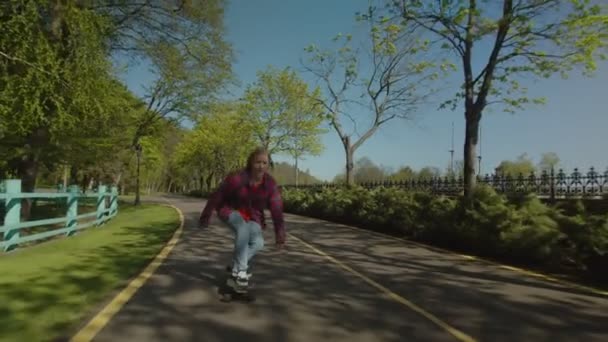 Прохолодний хіпстер чарівна жінка скейтбординг скейтбординг у громадському парку — стокове відео