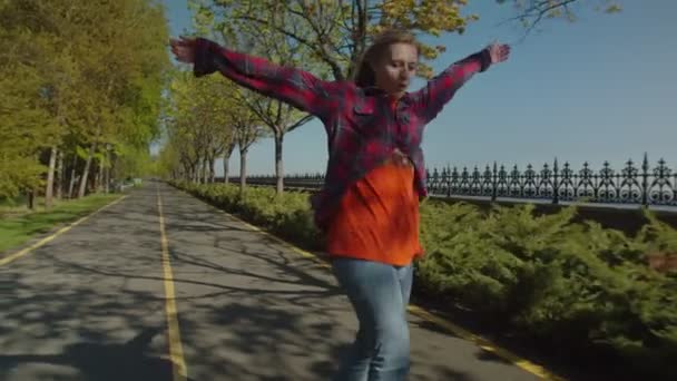 Jolie femme hipster insouciante profitant du skateboard en plein air — Video