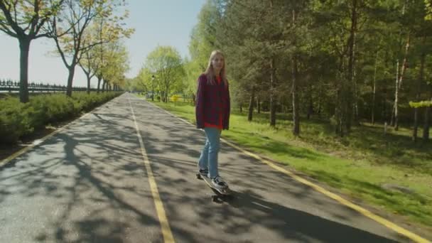 Härligt positiv cool kvinnlig skateboard i offentlig park — Stockvideo