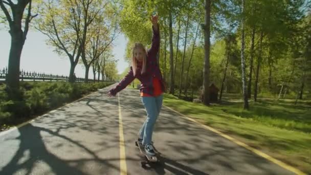 Joli skateboarder féminin jouissant de liberté et de loisirs pendant le skateboard — Video