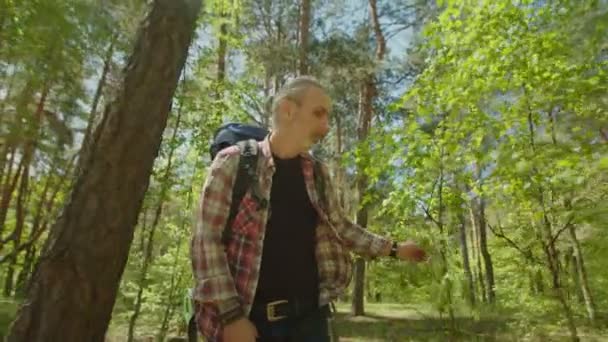 Guapo turista de mediana edad disfrutando de vacaciones de mochilero en el bosque — Vídeo de stock