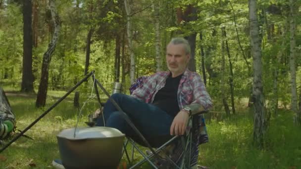 Relaxed mature traveler man enjoying leisure at campsite — стоковое видео