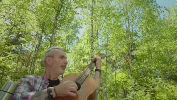 Camper couple with guitar enjoying leisure near campfire — Stok video