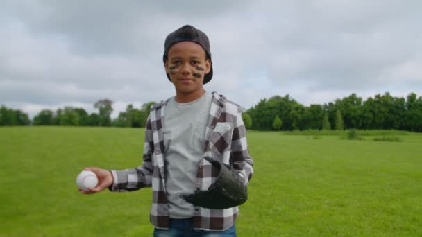 Soustředěný předpubertální chlapec baseballový hráč připraven k hřiště v poli — Stock video