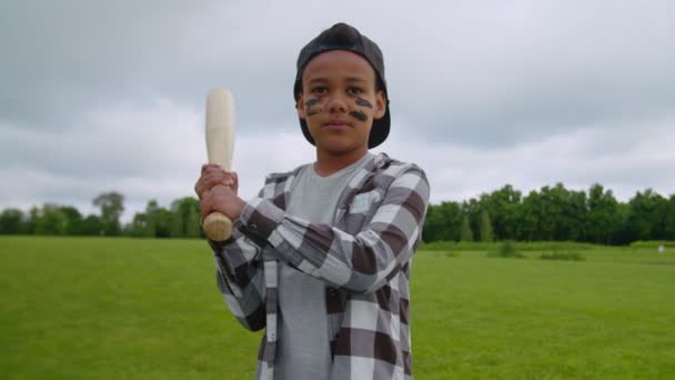 Petit joueur de baseball frappant, attendant le terrain sur le terrain vert — Video