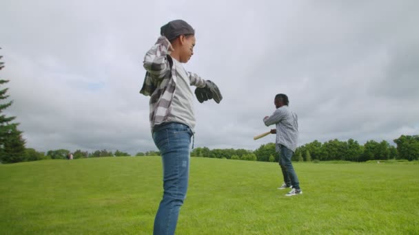 Fröhlicher kleiner Pitcher beim Baseball-Spiel im Freien — Stockvideo