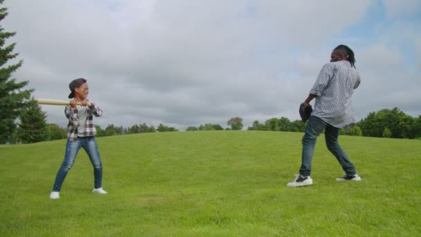 Ativo afro-americano pai e bonito filho jogando beisebol no parque — Vídeo de Stock