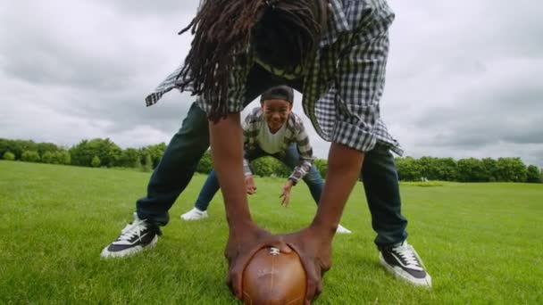 Glad svart familj tränar amerikansk fotboll utomhus — Stockvideo