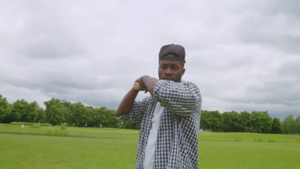 Cool fekete férfi baseball játékos denevér készül ütő — Stock videók