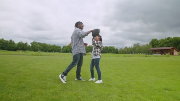 Alegre família africana dando alta cinco após o jogo de beisebol — Vídeo de Stock