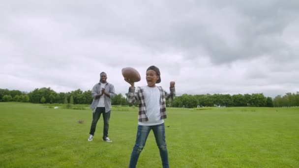 Heyecanlı okul çağı Afrikalı oğlu Amerikan futbolu maçında gol atmasını kutluyor. — Stok video