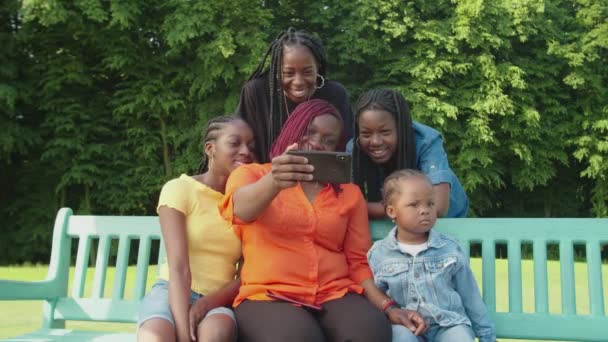 Feliz preto mãe e linda filha posando para selfie tiro ao ar livre — Vídeo de Stock