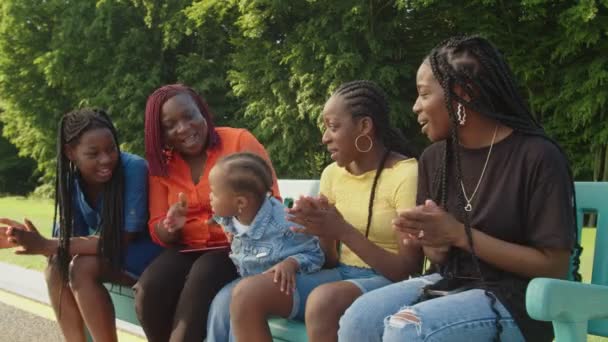 Neşeli siyahi aile yeni yürümeye başlayan kızla dışarıda eğleniyor. — Stok video