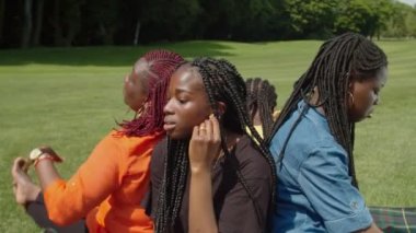 Tatlı siyah anne ve tatlı genç kızlar yaz doğasında kaynaşıyorlar.