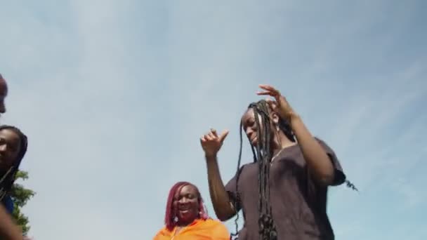 Graciosa alegre preto adolescentes meninas e mãe dançando no gramado verde — Vídeo de Stock