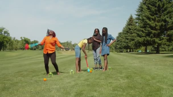 Emocionado negro mamá y adolescentes disfrutando de un estilo de vida activo en la naturaleza de verano — Vídeos de Stock