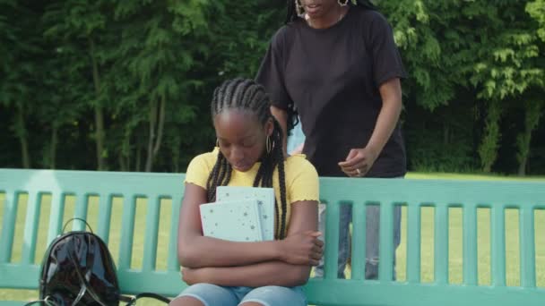 Empati kuran Afrikalı genç kızlar parkta üzgün öğrencileri teselli ediyorlar. — Stok video