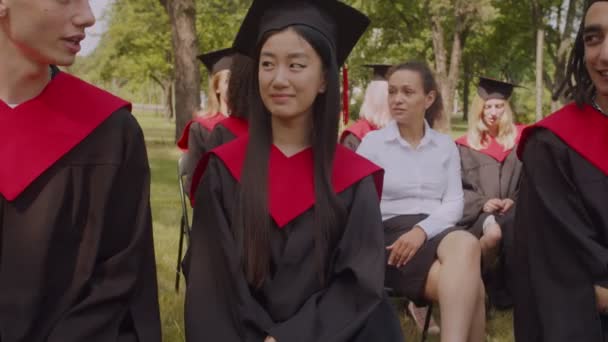 Mãe carinhosa incentivando preocupado graduado feminino na cerimônia de formatura — Vídeo de Stock