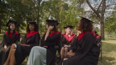 Çeşitli etnik çeşitlilikteki öğrenciler mezuniyet gününü kutluyor.