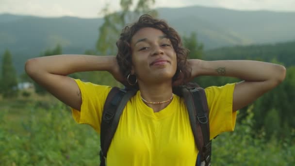 Joyful mooie vrouwelijke reiziger genieten van schilderachtig uitzicht en frisse berglucht tijdens de trek — Stockvideo