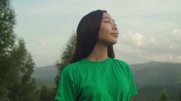 Retrato de encantadora mujer asiática disfrutando del aire fresco de la montaña y la hermosa naturaleza al atardecer — Vídeos de Stock