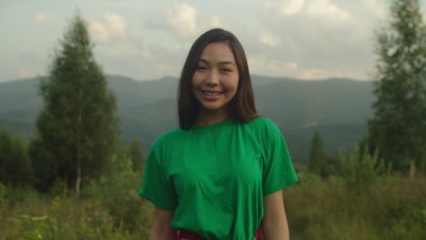 Encantadora mujer asiática graciosamente caminando cuesta arriba sobre la vista panorámica de la montaña — Vídeos de Stock