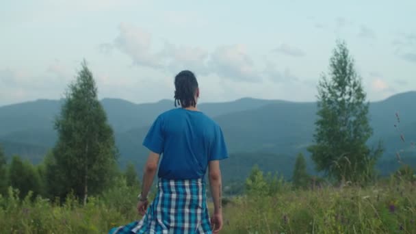 Pareja viajero alegre divertirse disfrutando de la recreación y la libertad en la colina de montaña — Vídeos de Stock