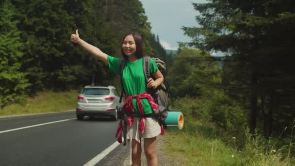 Schöne asiatische Frau Backpacker Reisen von Autostop in den Sommerferien — Stockvideo