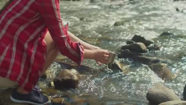 Retrato Una Mochilera Asiática Bastante Relajada Llenando Taza Con Agua — Vídeos de Stock