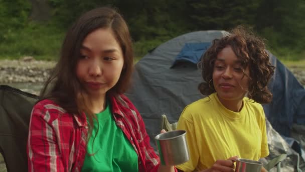 Alegre mujeres guapas turistas posando para selfie tiro en el camping — Vídeo de stock