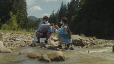 Dağlardaki kirli su analizi üzerinde çalışan yetenekli çok ırklı çevreciler.