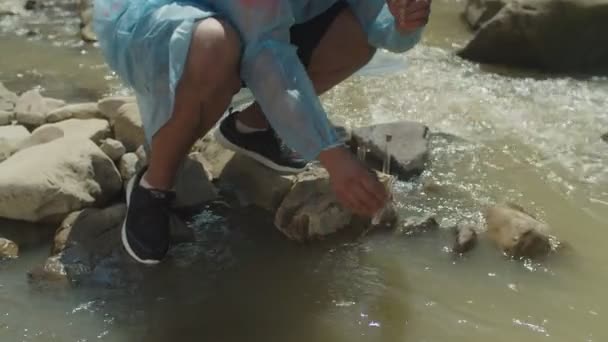 Biólogo preocupado en pruebas de ropa de trabajo de protección de calidad de agua de río de montaña — Vídeo de stock