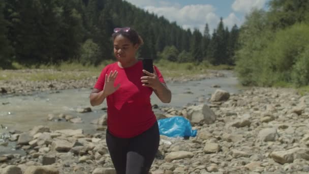 Preoccupata donna africana americana ecologista in diretta streaming video sull'inquinamento ambientale — Video Stock